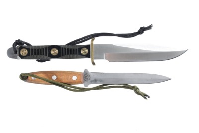2 fixed blade knives